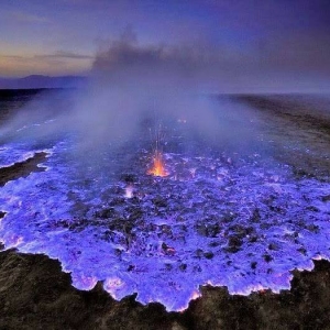 Asyik, Fenomena Api Biru Di Kawah Gunung Berapi Ini  Pasti Memukau Pandangan