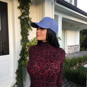 Payudara Tampak Membuak-buak, Kylie Jenner 'Dibahan' Di Instagram