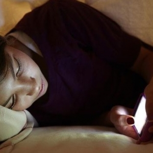 Serius Bahaya, Tengok 'Handphone' Sebelum Tidur Berisiko Butakan Mata