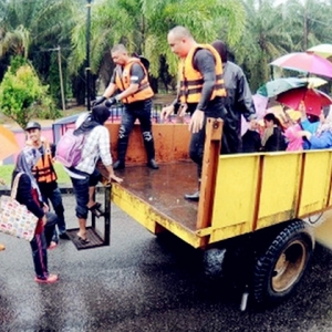 Agak Mencemaskan, Ketika Naik Traktor Mengharungi Air Banjir- Guru