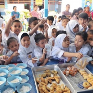 Yang Ibu Bapa Sibuk Makan Sama Di Kantin Sekolah Tu Dah Kenapa?