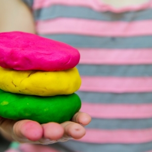 Buat Sendiri Permainan Tanah Liat Play Dough Untuk Anak, Lebih Jimat Dan Selamat!