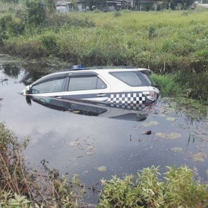 Kenderaan Peronda JPJ Jatuh Dalam Parit Jadi Bahan Lawak Netizen