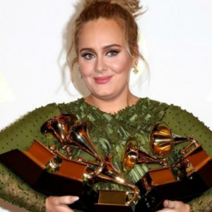 Gondol 5 Trofi, Adele Dominasi Kemenangan Dalam Grammy Awards 2017