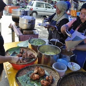 Salahkah Aku Jual Nasi Lemak Tepi Jalan, Belajar Tinggi Tapi Jadi Surirumah?