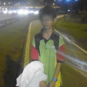 Mak Ayah Sibuk Bekerja, Netizen Terjumpa Budak Sekolah Jalan Kaki Tengah Highway