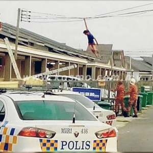 'Spiderman' Beraksi Pada Wayar Elektrik Gemparkan Penduduk Kawasan Perumahan