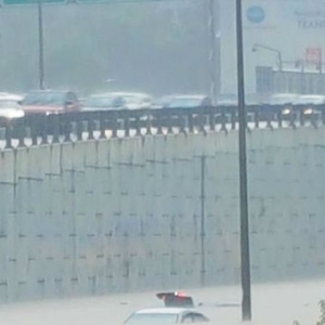 Wanita Nyaris Tenggelam Bersama Kereta Dalam Banjir Kilat