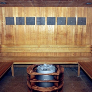 Dua Beranak 'Masak' Terperangkap Dalam Bilik Sauna