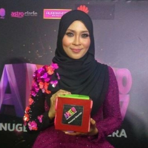 Pertama Kali Naik 'Stage', Siti Nordiana Menang  Anugerah Penyanyi MeleTop AME