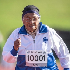 Nenek Berusia 101 Tahun Rangkul Juara Acara Larian 100 Meter