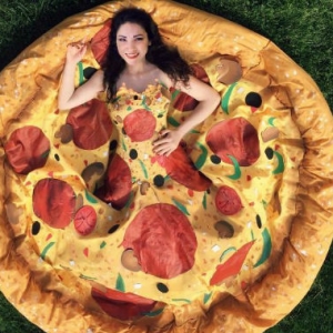 Pereka Ini Hasilkan Gaun Pizza Yang Lazat Dipandang, Memang Terliurlah!