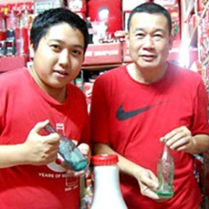 Dua Beranak Gilakan Coca Cola Kumpul Lebih 50,000 Koleksi