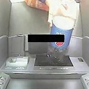 Tuang Air Ke Dalam Mesin ATM, Wanita Ditahan Melakukan Vandalisme