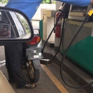 Lelaki Beri Nasihat Kepada Penunggang Motor, Tapi Kena 'Bahan' Semula Oleh Netizen