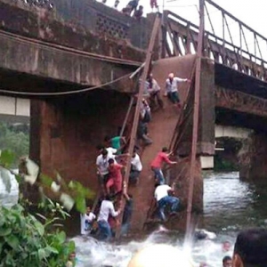 Jambatan Usang Runtuh, Dua Terbunuh & 30 Yang Lain Hilang