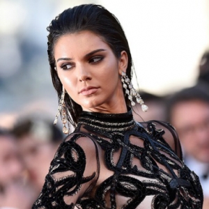 Jalan-Jalan Tak Pakai Coli, Kendall Jenner Hebohkan Warga Cannes