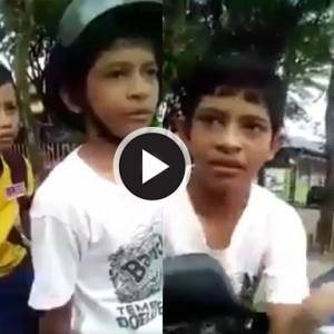 Gelagat Lucu Dua Budak Sekolah "Dibuli" Anggota  Polis Cuit Hati Netizen