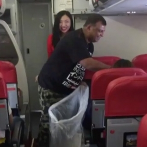 Bukan 'Propa' Punya, Netizen Teruja CEO Air Asia Kemas Kapal Terbang!