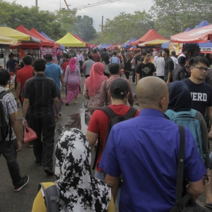 Peniaga Pakai Seksi Di Bazar Ramadan, Dihalau Pulang Tukar Baju