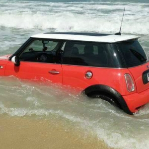 Pemandu Salah Jalan, Mini Cooper Nyaris Hanyut Di Pantai Langkawi