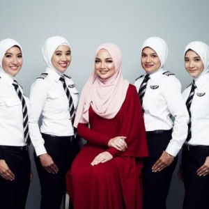 Naelofar Hijab Jadi Tudung Rasmi Juruterbang Wanita Air Asia