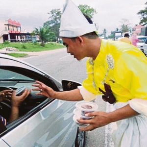 Pengantin Agih Sendiri Kurma, Sambutan Luar Biasa Buat Penganjur Teruja