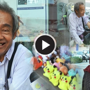 Gadis Melayu Bantu "Uncle David" Jual Patung Pokemon, Sentuh Hati Netizen