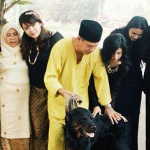 Keluarga Bergambar Raya Dengan Anjing, Netizen Pula Yang 'Berperang'