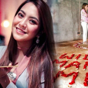 "Will U Marry Me?" - Sweet Gila Mawar Rashid Dilamar Kekasih