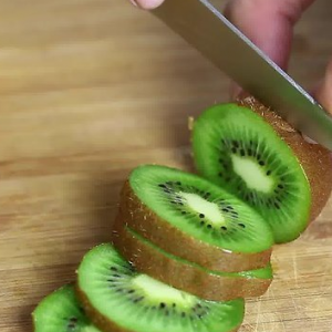 Rupanya Kulit Kiwi Lebih Tinggi Serat Berbanding Buahnya, Jadi Makanlah Kulitnya!