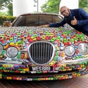 Lelaki Ini Habiskan RM20,000 Lekat 'Hot Wheel' Pada Kereta Jaguar Sebagai Hiasan