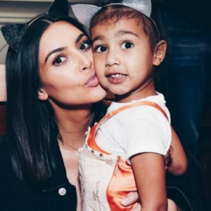 Pakaikan Korset Pada Anak Kecilnya, Kim Kardashian Dikutuk Netizen
