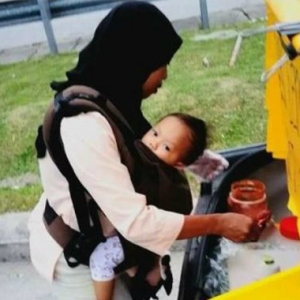 Rezeki Terpijak, Stesen Minyak Tolong Jual Nasi Lemak Kakak Dukung Anak