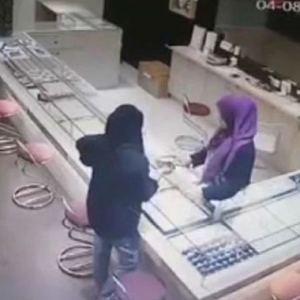 Larikan Gelang Emas, Wanita Jadi Buruan Polis