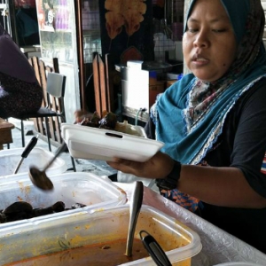 Kasihan Dengan Mereka Bergaji Rendah, Wanita Ini Jual Lauk RM1 Sahaja Sesenduk!