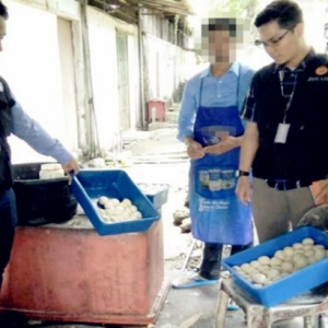 Restoran Nasi Kandar "Kantoi" Uli  Roti Canai Di Atas Penutup Kumbahan