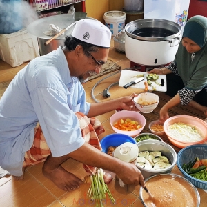 Bahagianya Bila Melihat Ayah Bantu Mak Di Dapur...