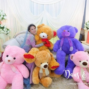 Sweetnya, Suami Buat Kejutan Hadiahkan 8 Teddy Bear Besar Di Majlis Persandingan