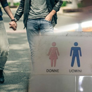 Persatuan LGBT Itali Sakit Hati Kerana Ikon Gay Di Papan Tanda Tandas