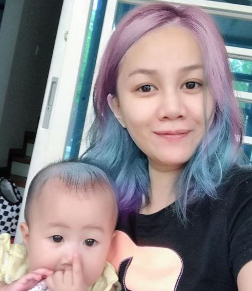 Peminat Hentam Stacy Warnakan Rambut  Anak  Biru Dan  Ungu 