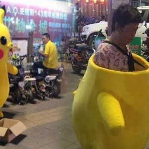 'Pikachu Tua' Jalan-jalan Cari Duit Sara Keluarga Malang