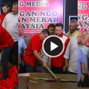 Berang Pusat Judi Masih Berleluasa, Jamal Yunos Hancurkan Meja Dengan Tukul