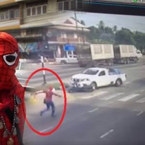 Lucu! Penunggang Motor Kemalangan Terkejut 'Spider-Man' Datang Bantu