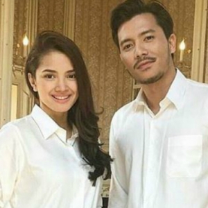 Bukti Kasih Sayang, Fazura Bagi 50 Kuntum Ros Untuk Fattah