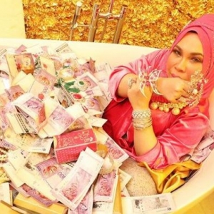 Datuk Vida Mahu Lelong Cincin Dalam Video I Am Me RM400,000!