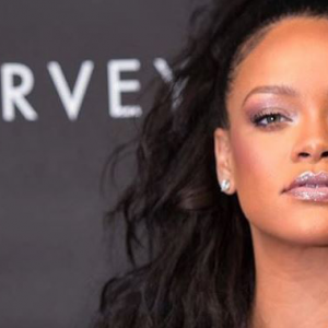 Selipar Bertumit Tinggi Rekaan Rihanna, Tengok Sendiri Pelik Ke Tak!