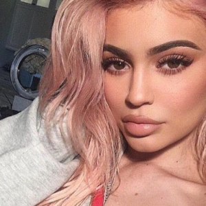 Kylie Jenner Teruja Hamil Anak Sulung!