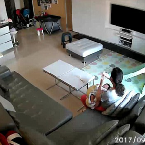 Jijik! Pengasuh Dirakam CCTV Curi Minum Susu Ibu