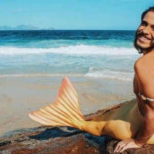 Macam Di Alam Fantasi, Berenang Dengan Duyung Jantan Di Pantai Ipanema Brazil